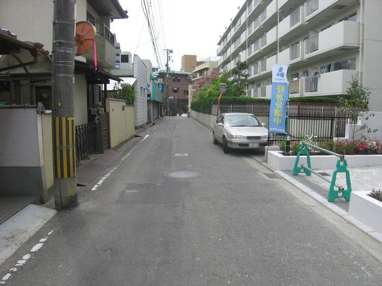 前面道路を含む外観写真