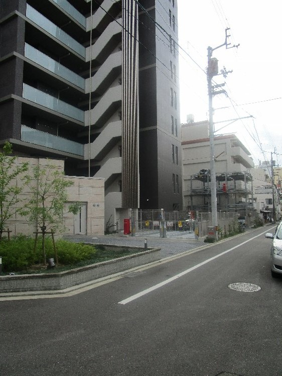 前面道路含む外観写真