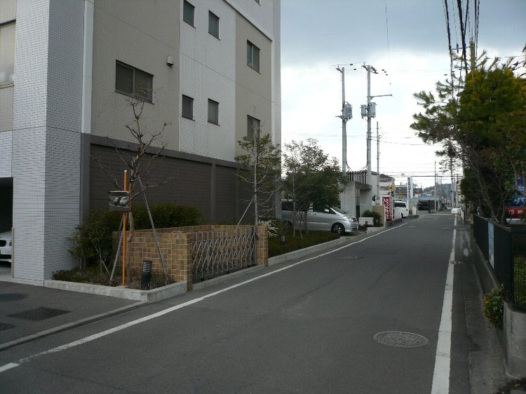 前面道路含む外観写真